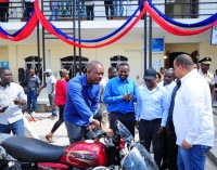 Le Ministre a procédé à la remise de 69 motocyclettes aux CASECs du Département du Sud