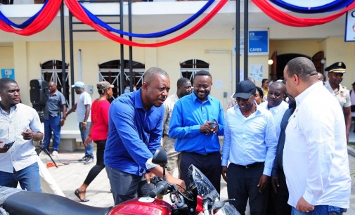 Le Ministre a procédé à la remise de 69 motocyclettes aux CASECs du Département du Sud