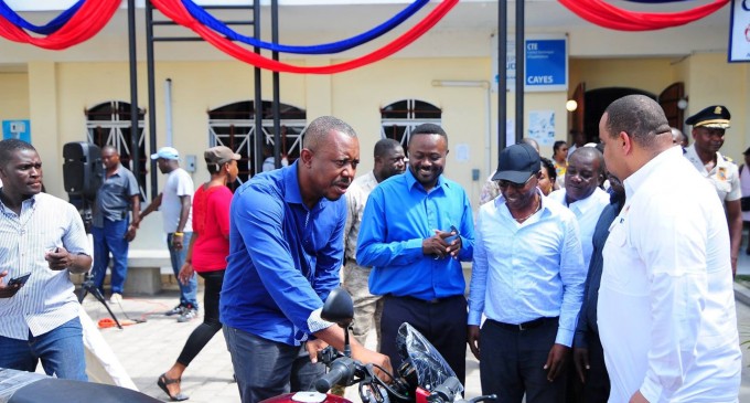 Le Ministre a procédé à la remise de 69 motocyclettes aux CASECs du Département du Sud