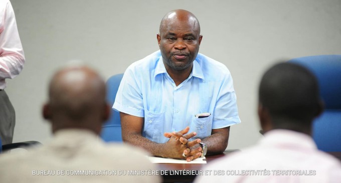 RENCONTRE DU DG FEDNEL MONCHERY AVEC LES TECHNICIENS EN CHARGE DU BÂTIMENT DU MICT