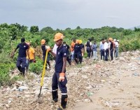 Bulletin spécial # 10 du Dimanche 23 Aout 2020 à 09h AM (heure locale ) Vigilance Rouge  Du Plan National de Gestion des Risques et des Désastres (PNGRD) Description : Tempête tropicale LAURA Localisation : 65 km au Nord Nord-est de Port-au-Prince (Haïti) et de 80km au Sud du Cap-Haïtien     Vent max soutenus : 75 Km/h   Déplacement rapide : Ouest Nord-ouest à 30 km/h Pression Minimale : 1005 HPA Observation sur Haïti De forte pluie généralisée accompagnée de rafales de vent soutenues est actuellement observés sur le pays. Certains départements du pays notamment le Nord-est, l’Artibonite, le Centre, l’Ouest et le Sud-est ont déjà une saturation du sol à 100%. Le passage du système se confirme sur Haiti par de fortes pluies et des rafales soutenues et de grosse mer notamment sur la côte Nord du pays.  Prévision sur Haïti par rapport à la Perturbation La Tempête Tropicale LAURA se déplace actuellement sur Haiti avec une trajectoire Ouest Nord-ouest et une vitesse de déplacement de 30 km/h. Par conséquent, les conditions météorologiques restent menaçantes pendant le passage du système au cours de la journée d’aujourd’hui.  Les prévisions de fortes précipitations torrentielles et de rafales de vents très forts sont maintenues sur l’ensemble du territoire national. Les cumuls de pluie peuvent aller de 100 à 300 mm sur certains endroits principalement sur le Sud-est, les Nippes, l’Ouest et la Grand-Anse ainsi que les rafales soutenues sur l’Artibonite, le Nord-est, le Nord et le Nord-Ouest du pays. De ce fait, des risques d’inondations sévères à extrême, de crues éclaires, des glissements, des coulées de boues et des conditions maritimes dangereuses sont maintenus sur le pays jusqu’ à cet après -midi.  A cet effet, la Direction Générale de la Protection Civile (DGPC), le  SPGRD  de concert avec l’UHM maintient ce dimanche 23 Aout 2020 à 9h AM (heure locale), l’activation du Plan National de Gestion des Risques et des Désastres avec un niveau de Vigilance Rouge (i.e. risque d’impact d’intensité très violent à extrême violent avec interdictions de déplacements inutiles  en vue de laisser la circulation libre aux autorités).  Le Centre de Prévision Météorologique (CPM) de l’unité Hydrométéorologique (UHM) de concert avec le SPGRD et la DGPC, l’OFNAC, l’AAN et le SEMANAH annonce à la population que les vols et les embarcations en provenance ou à destination des ports et aéroports sur la région Nord du pays notamment le Cap-Haïtien sont temporairement interdits. Le SPGRD  de concert avec l’UHM et de la DGPC demande à la population Haïtienne de faire preuve de prudence et de rester à l’écoute des bulletins météorologiques de l’UHM et aussi des autorités de leurs zones respectives pour savoir les comportements à adopter à l’occasion du passage de cet évènement cyclonique. Consignes Restez à l’écoute des bulletins Météorologiques  Restez  à l’écoute des consignes émises par les autorités locales  Mettez en lieu sûr les papiers importants. Préparez des  kits alimentaires     Se préparer à évacuer, les zones exposées aux inondations et glissements de terrain : (bords de mer, ravines, rivières, flancs des montagnes, etc.). Ne pas traverser les rivières en crues sous aucun prétexte.  En cas d’orages et de vents violents, ne vous abritez pas près des fenêtres et en zone boisée.  Sécurisez tout ce qui peut être emporté par le vent et qui se trouve à l’extérieur de la maison : poubelle, outillage, affiches, lampes, décoratives, ampoules   Descendez tout objet lourd haut placé : antennes, enseignes et autres. Vu et approuvé par Esterlin Marcelin : Coordonnateur de l’UHM Prochain Bulletin Dimanche 23 Août 2020 à 12h PM.  Wilner POLYDOR : Prévisionniste à l’UHM