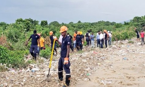 Bulletin spécial # 10 du Dimanche 23 Aout 2020 à 09h AM (heure locale ) Vigilance Rouge  Du Plan National de Gestion des Risques et des Désastres (PNGRD) Description : Tempête tropicale LAURA Localisation : 65 km au Nord Nord-est de Port-au-Prince (Haïti) et de 80km au Sud du Cap-Haïtien     Vent max soutenus : 75 Km/h   Déplacement rapide : Ouest Nord-ouest à 30 km/h Pression Minimale : 1005 HPA Observation sur Haïti De forte pluie généralisée accompagnée de rafales de vent soutenues est actuellement observés sur le pays. Certains départements du pays notamment le Nord-est, l’Artibonite, le Centre, l’Ouest et le Sud-est ont déjà une saturation du sol à 100%. Le passage du système se confirme sur Haiti par de fortes pluies et des rafales soutenues et de grosse mer notamment sur la côte Nord du pays.  Prévision sur Haïti par rapport à la Perturbation La Tempête Tropicale LAURA se déplace actuellement sur Haiti avec une trajectoire Ouest Nord-ouest et une vitesse de déplacement de 30 km/h. Par conséquent, les conditions météorologiques restent menaçantes pendant le passage du système au cours de la journée d’aujourd’hui.  Les prévisions de fortes précipitations torrentielles et de rafales de vents très forts sont maintenues sur l’ensemble du territoire national. Les cumuls de pluie peuvent aller de 100 à 300 mm sur certains endroits principalement sur le Sud-est, les Nippes, l’Ouest et la Grand-Anse ainsi que les rafales soutenues sur l’Artibonite, le Nord-est, le Nord et le Nord-Ouest du pays. De ce fait, des risques d’inondations sévères à extrême, de crues éclaires, des glissements, des coulées de boues et des conditions maritimes dangereuses sont maintenus sur le pays jusqu’ à cet après -midi.  A cet effet, la Direction Générale de la Protection Civile (DGPC), le  SPGRD  de concert avec l’UHM maintient ce dimanche 23 Aout 2020 à 9h AM (heure locale), l’activation du Plan National de Gestion des Risques et des Désastres avec un niveau de Vigilance Rouge (i.e. risque d’impact d’intensité très violent à extrême violent avec interdictions de déplacements inutiles  en vue de laisser la circulation libre aux autorités).  Le Centre de Prévision Météorologique (CPM) de l’unité Hydrométéorologique (UHM) de concert avec le SPGRD et la DGPC, l’OFNAC, l’AAN et le SEMANAH annonce à la population que les vols et les embarcations en provenance ou à destination des ports et aéroports sur la région Nord du pays notamment le Cap-Haïtien sont temporairement interdits. Le SPGRD  de concert avec l’UHM et de la DGPC demande à la population Haïtienne de faire preuve de prudence et de rester à l’écoute des bulletins météorologiques de l’UHM et aussi des autorités de leurs zones respectives pour savoir les comportements à adopter à l’occasion du passage de cet évènement cyclonique. Consignes Restez à l’écoute des bulletins Météorologiques  Restez  à l’écoute des consignes émises par les autorités locales  Mettez en lieu sûr les papiers importants. Préparez des  kits alimentaires     Se préparer à évacuer, les zones exposées aux inondations et glissements de terrain : (bords de mer, ravines, rivières, flancs des montagnes, etc.). Ne pas traverser les rivières en crues sous aucun prétexte.  En cas d’orages et de vents violents, ne vous abritez pas près des fenêtres et en zone boisée.  Sécurisez tout ce qui peut être emporté par le vent et qui se trouve à l’extérieur de la maison : poubelle, outillage, affiches, lampes, décoratives, ampoules   Descendez tout objet lourd haut placé : antennes, enseignes et autres. Vu et approuvé par Esterlin Marcelin : Coordonnateur de l’UHM Prochain Bulletin Dimanche 23 Août 2020 à 12h PM.  Wilner POLYDOR : Prévisionniste à l’UHM